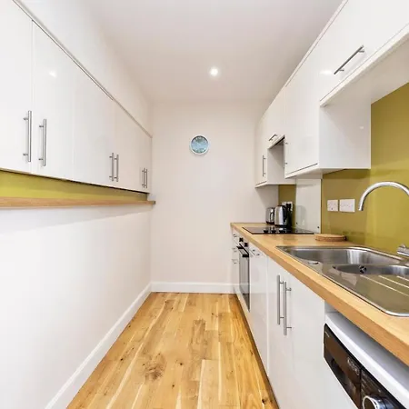 2 Bedroom Apartment On Peebles High Street Exterior photo