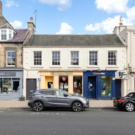 2 Bedroom Apartment On Peebles High Street Exterior photo