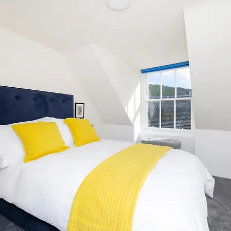 2 Bedroom Apartment On Peebles High Street Exterior photo