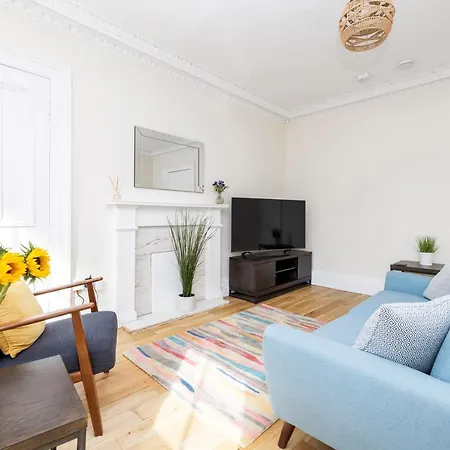 2 Bedroom Apartment On Peebles High Street Exterior photo