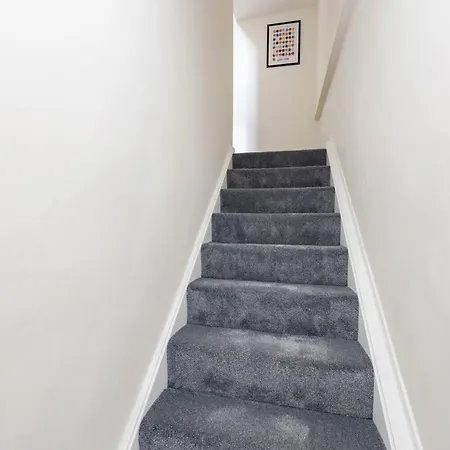 2 Bedroom Apartment On Peebles High Street Exterior photo
